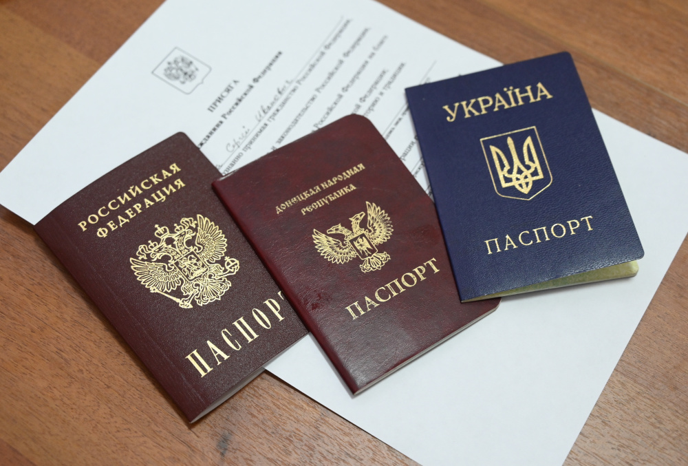 Паспорта России, ДНР и Украины. Фото: Sergey Pivovarov / TASS / Scanpix / Leta