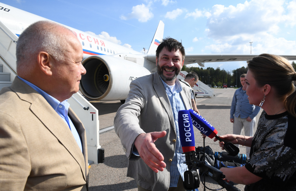 Киселев и Скабеева встречают Вышинского в аэропорту «Внуково-2» 7 сентября 2019 года. Фото Iliya Pitalev / Sputnik/Scanpix/Leta