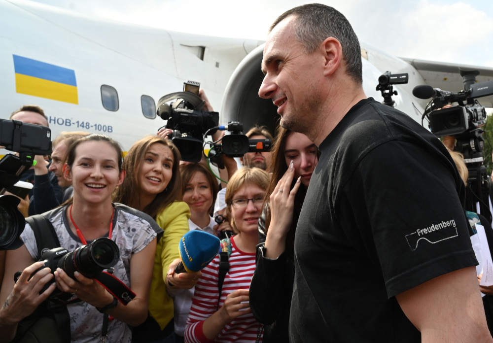Приветствуют Олега Сенцова. Фото Sergei SUPINSKY / AFP/Scanpix/Leta