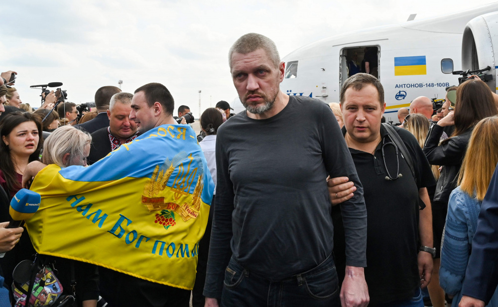 Одного из бывших заключенных украинцев сопровождает медик. Фото Sergei SUPINSKY / AFP/Scanpix/Leta