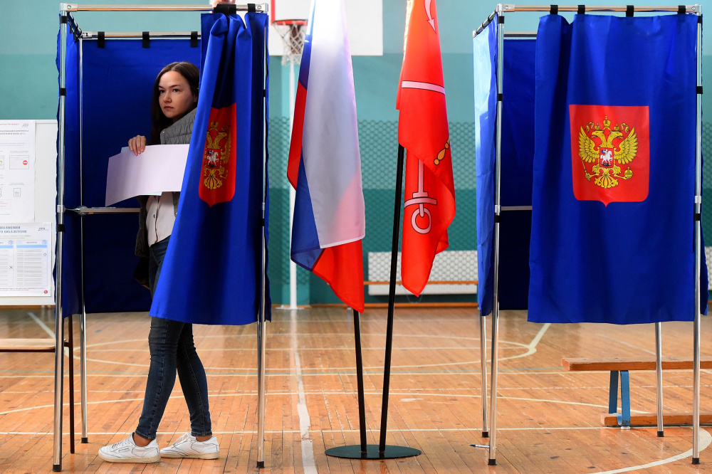 Женщина выходит из кабинки для голосования. Фото: OLGA MALTSEVA / TASS / Scanpix / Leta