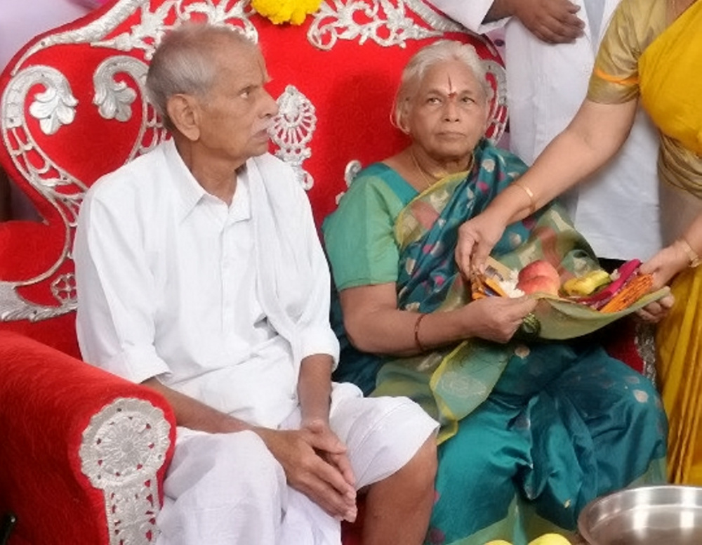 74-летняя индианка с супругом. Фото Scanpix/Leta
