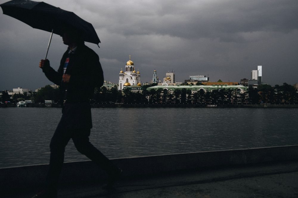 Мужчина на фоне православной церкви в Екатеринбурге. Фото: Donat Sorokin / TASS / Scanpix / Leta