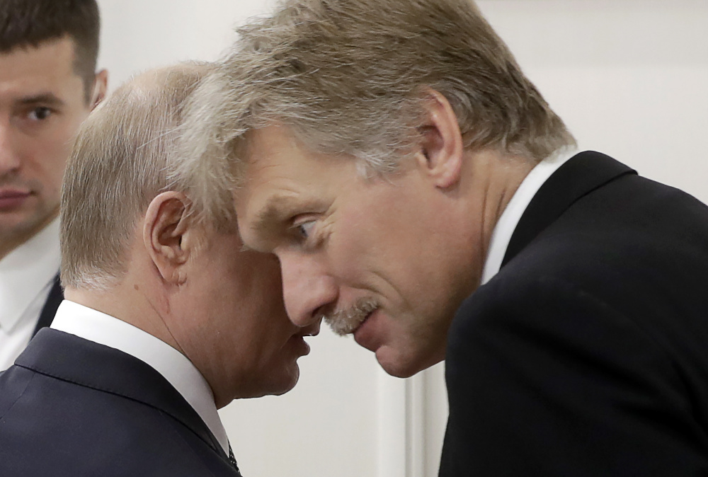 Владимир Путин (слева) и Дмитрий Песков. Фото: Mikhail Metzel / TASS / Scanpix / Leta