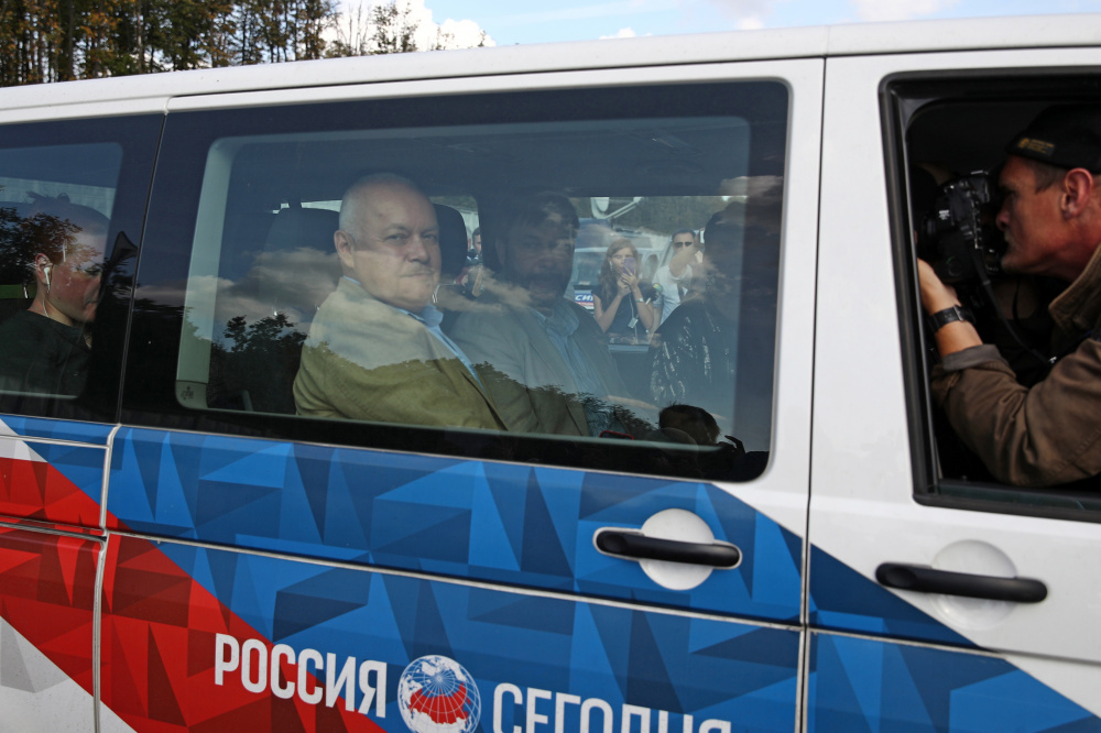 Вышинского и Киселева увозят отдельно на автомобиле «России Сегодня». Фото Sergei Bobylev/TASS/Scanpix/Leta