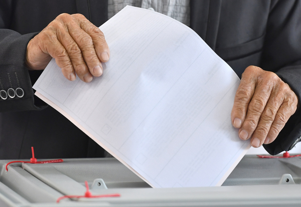 Избиратель опускает бюллетень в урну. Фото: Kirill Kukhmar / TASS / Scanpix / Leta