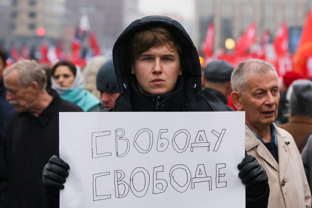 Участник митинга в поддержку политзаключенных. Фото: Vladimir Gerdo / TASS / Scanpix / Leta