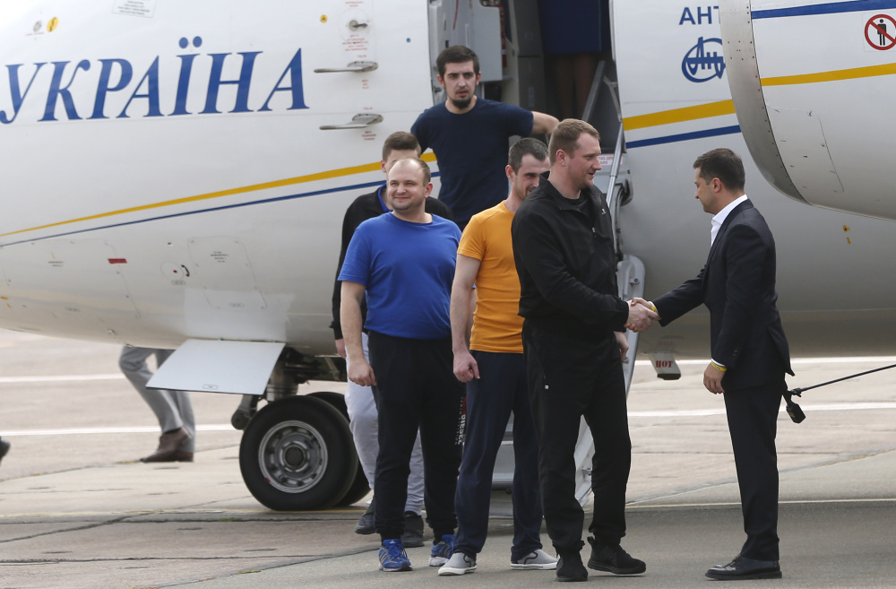 Президент Зеленский первым встречает прибывших украинских заключенных в аэропорту «Борисполь» 7 сентября 2019 года. Фото AP Photo/Efrem Lukatsky/Scanpix/Leta