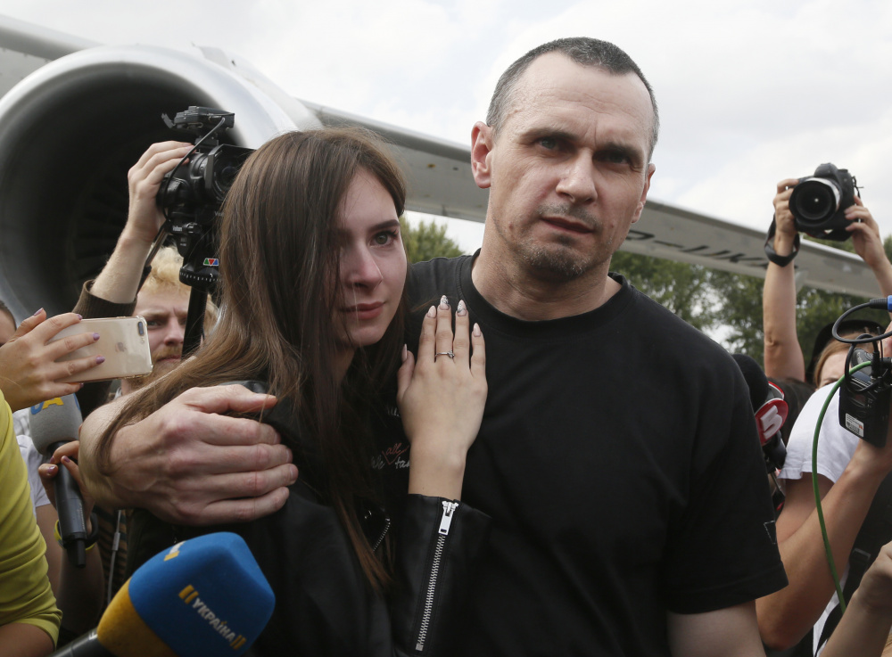 Вернувшийся на родину Олег Сенцов обнимает свою дочь в аэропорту «Борисполя». Фото AP Photo/Efrem Lukatsky/Scanpix/Leta
