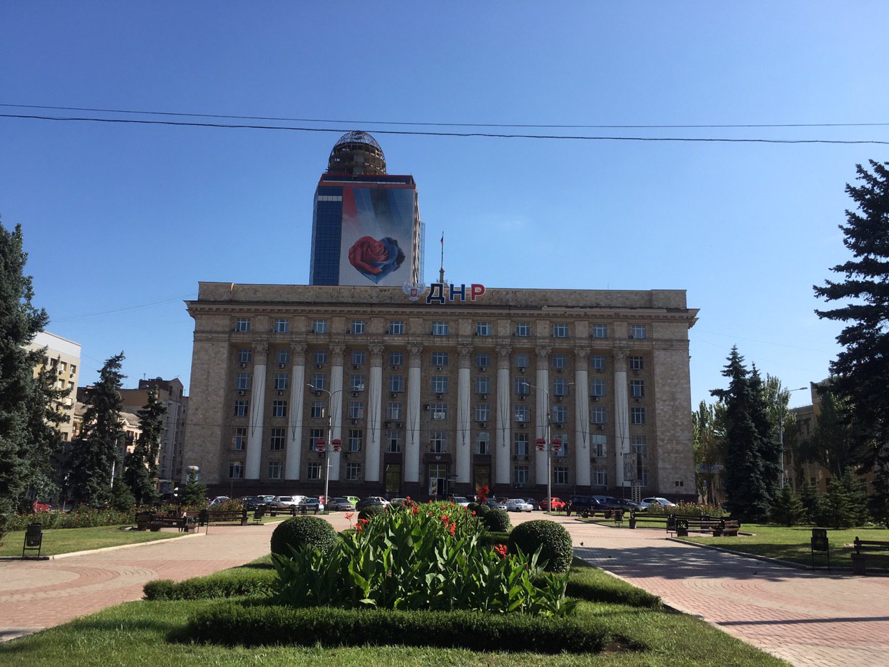 Вид с площади имени Ленина на здание бывшего министерства угля, теперь в нем расположены редакции газет, проводятся пресс-конференции, август 2019 года. Фото Spektr.Press