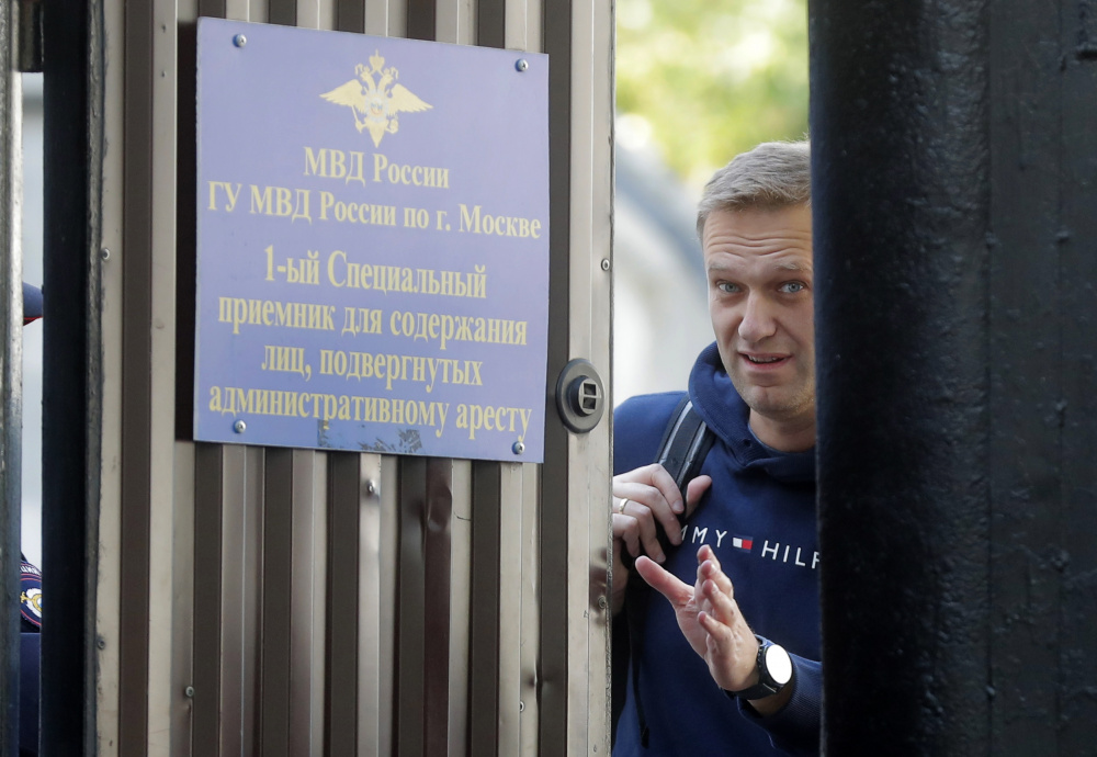 Алексей Навальный выходит из московского спецприемника после 30-дневного ареста, 23 августа 2019 г. Фото: MAXIM SHIPENKOV / TASS / Scanpix / Leta
