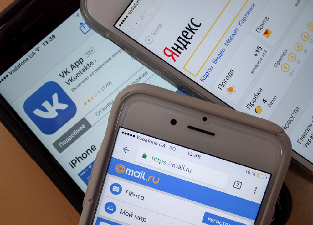 Мобильные приложения Mail.ru, VK и Yandex. Фото REUTERS/Scanpix/Leta