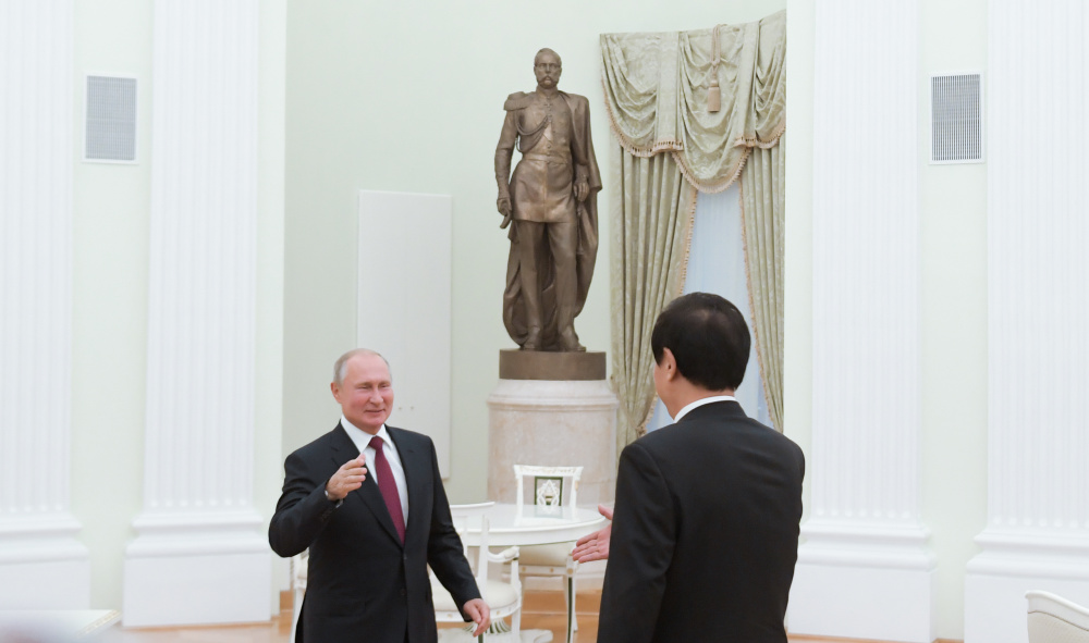 Президент РФ Владимир Путин и Глава парламента Китая Ли Чжаньшу. Фото: Evgeny Biyatov / TASS / Scanpix / Leta