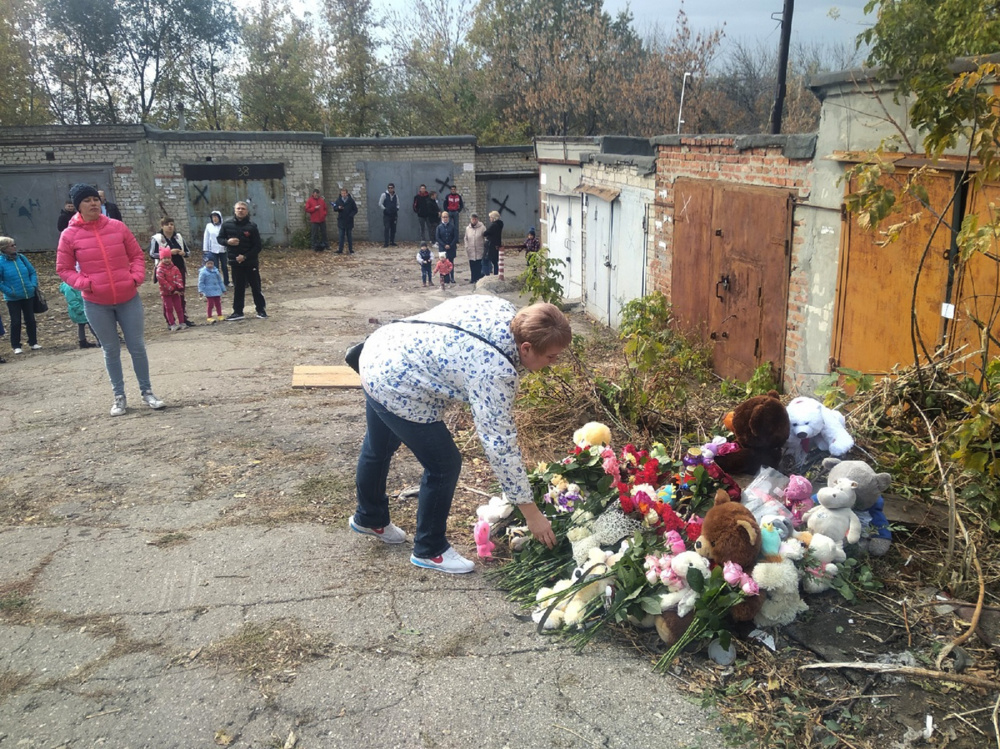 Горожане возлагают цветы на месте убийства Лизы Киселевой. Фото: Alexey Koshelev / TASS / Scanpix / Leta