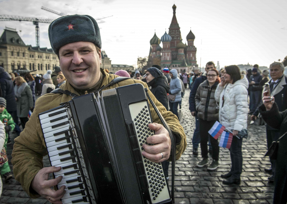 Мужчина в исторической военной форме на Красной площади в Москве. Фото: MLADEN ANTONOV / TASS / Scanpix / Leta