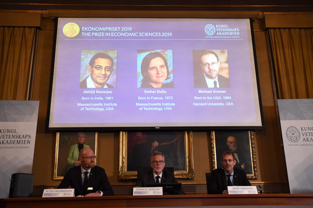 Объявление лауреатов Нобелевской премии по экономике в 2019 г. Фото: JONATHAN NACKSTRAND / TASS / Scanpix / Leta