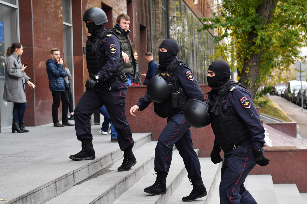 Сотрудники полиции направляются в офис ФБК в Москве, 15 октября 2019 г. Фото: DIMITAR DILKOFF / TASS / Scanpix / Leta
