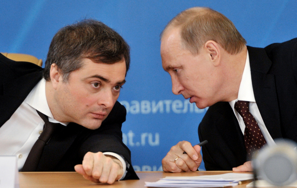 Владислав Сурков (слева) и Владимир Путин. Фото: ALEXEI NIKOLSKY / TASS / Scanpix / Leta