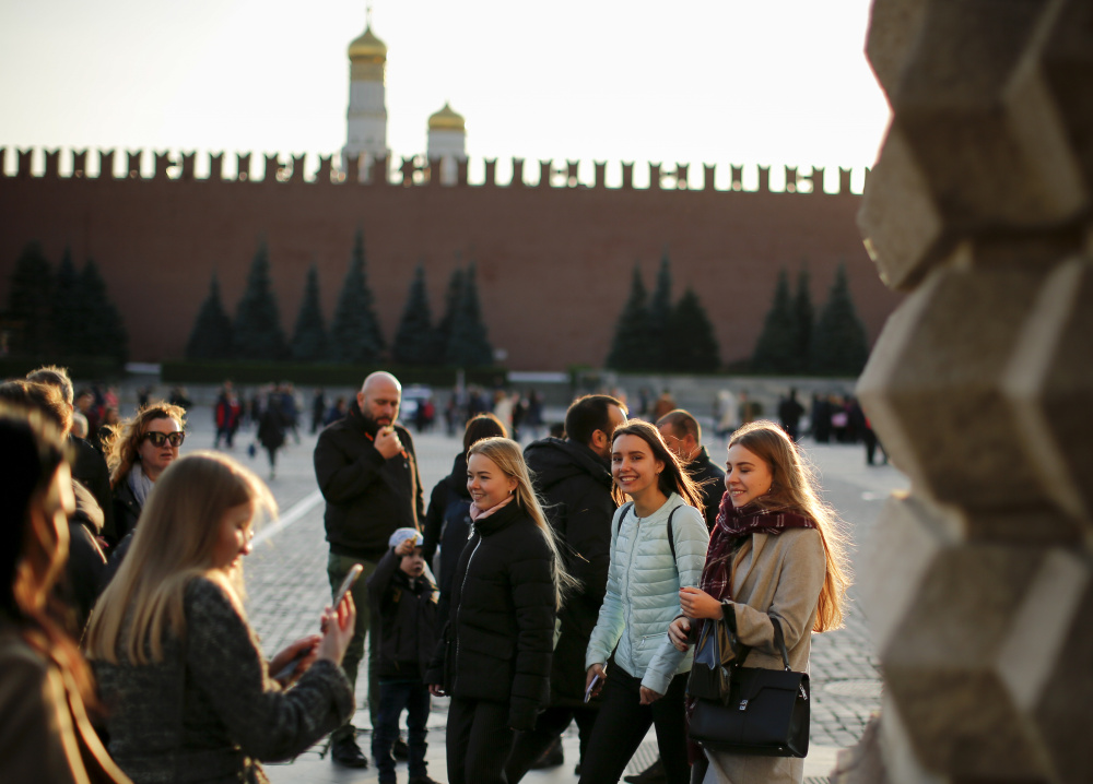 Люди на главной площади. Фото: Alexander Zemlianichenko / TASS / Scanpix / Leta