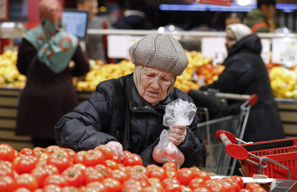 Пенсионерка в супермаркете. Фото: Artyom Geodakyan / TASS / Scanpix / Leta