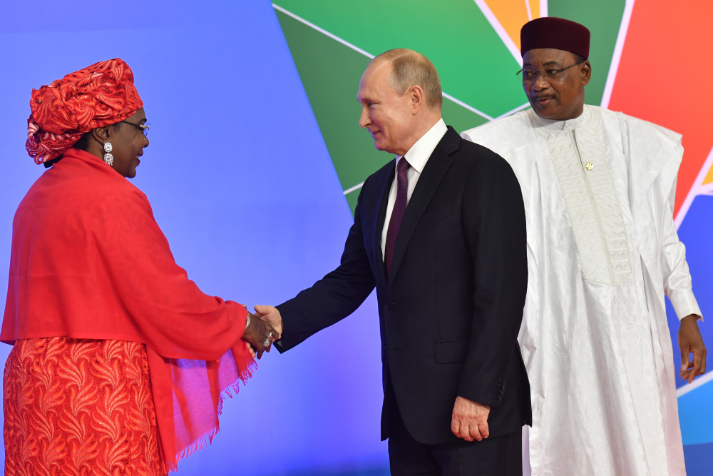 Президент Нигерии Мохаммаду Бухари (справа), его жена (слева) и Владимир Путин. Фото: Kirill Kukhmar / TASS / Scanpix / Leta