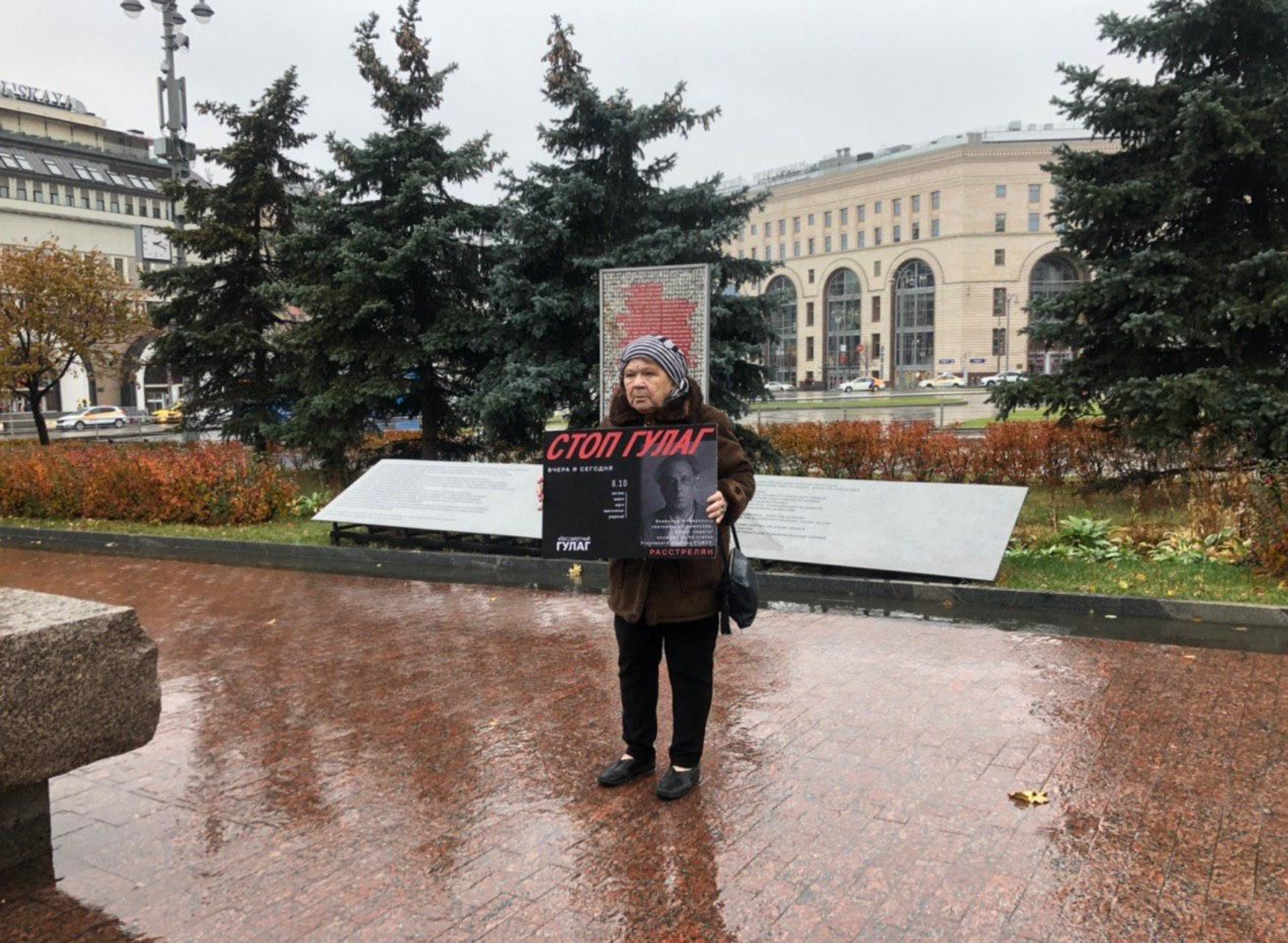 Мариэтта Чудакова в одиночном пикете на Лубянской площади. Фото: твиттер МБХ Медиа