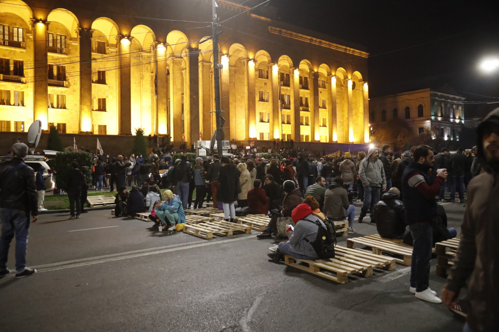 Сторонники грузинской оппозиции протестуют возле здания парламента страны, требуя проведения досрочных выборов. Фото EPA/Scanpix/Leta