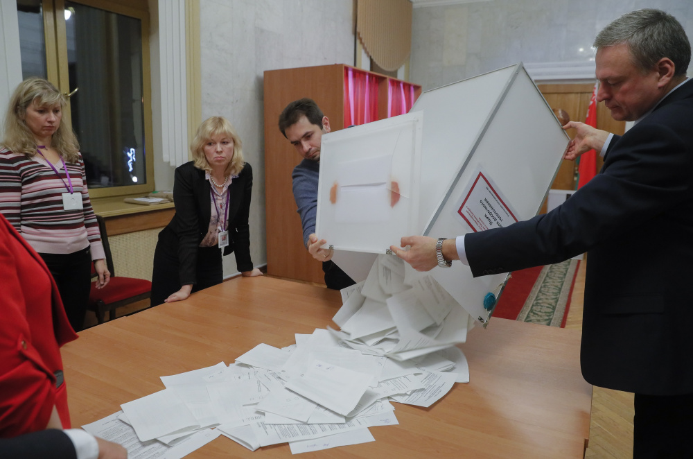 Подсчет голосов на выборах в белорусский парламент, ноябрь 2019 г. Фото: SERGEY DOLZHENKO / TASS / Scanpix / Leta