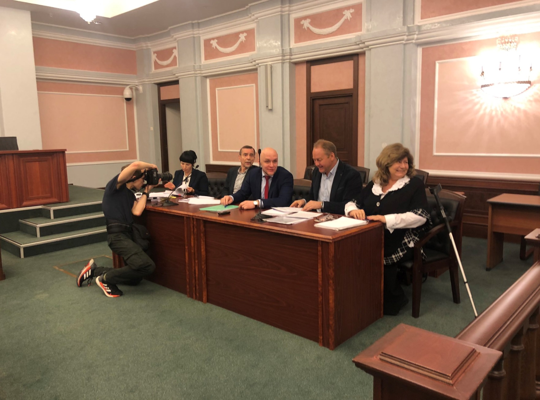 Лев Пономарев с адвокатами на заседании суда. Фото: 