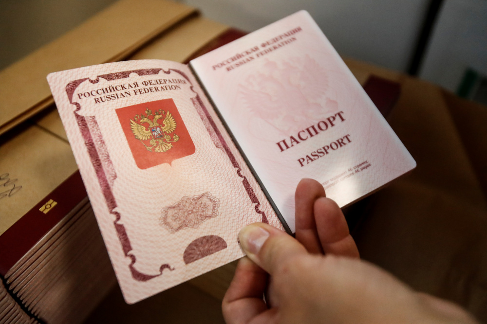 Российский паспорт. Фото: MAXIM SHEMETOV / TASS / Scanpix / Leta