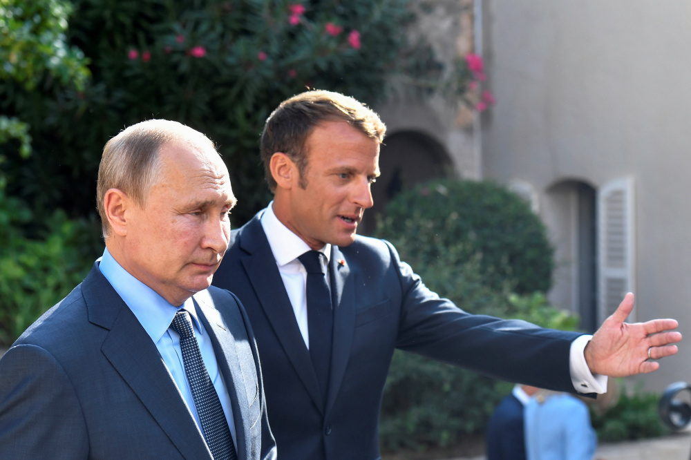 Макрон приветствует Путина в своей летней резиденции на Средиземном море в августе 2019 года. Фото Gerard Julien/Pool via REUTERS/Scanpix/Leta