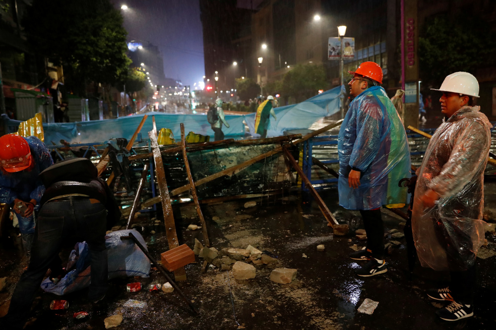 Демонстранты строят баррикады во время акции протеста против Эво Моралеса в Ла-Пасе. Фото: CARLOS GARCIA RAWLINS / TASS / Scanpix / Leta