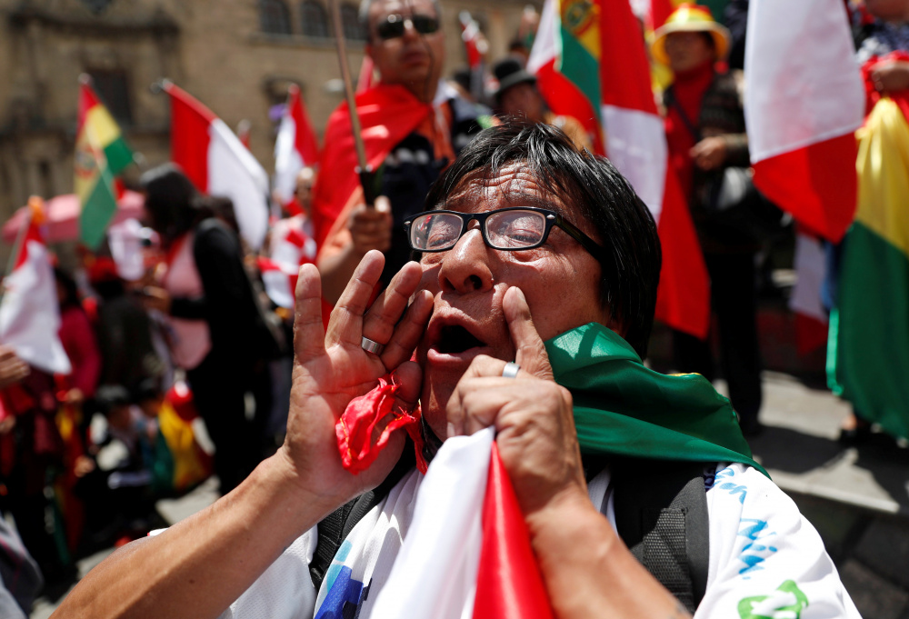 Демонстранты кричат во время акции протеста. Фото: CARLOS GARCIA RAWLINS / TASS / Scanpix / Leta