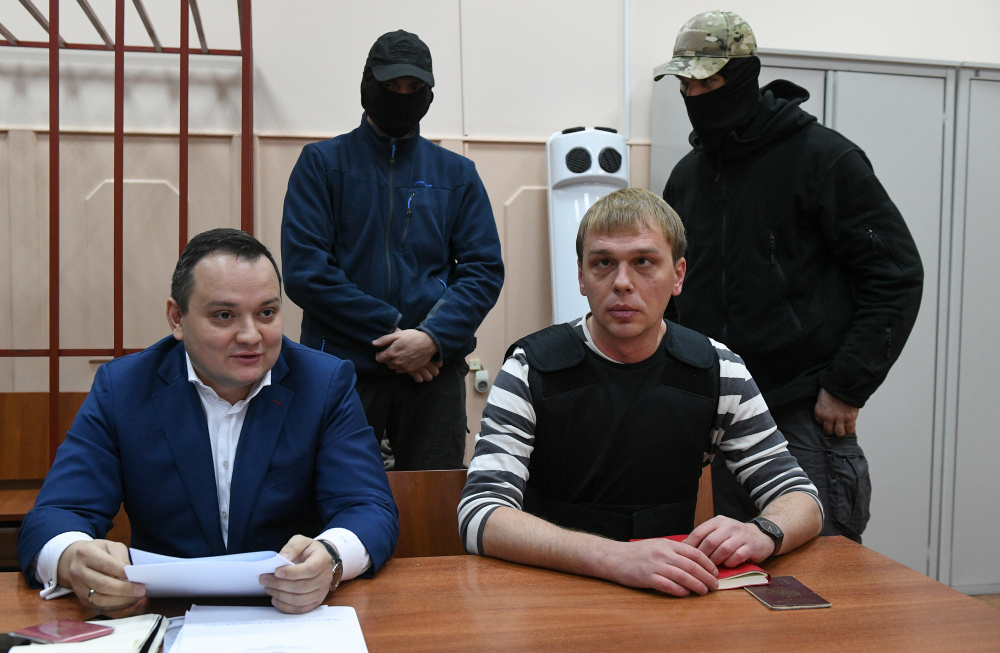 Иван Голунов (справа) на заседании Басманного суда. Фото: Maksim Blinov / TASS / Scanpix / Leta