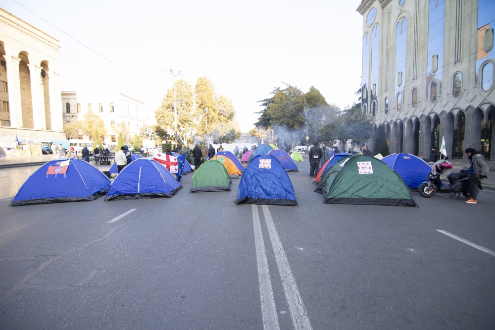 Протестующие установили палатки перед парламентом Грузии. Фото: Shalamov / Sputnik / TASS / Scanpix / Leta