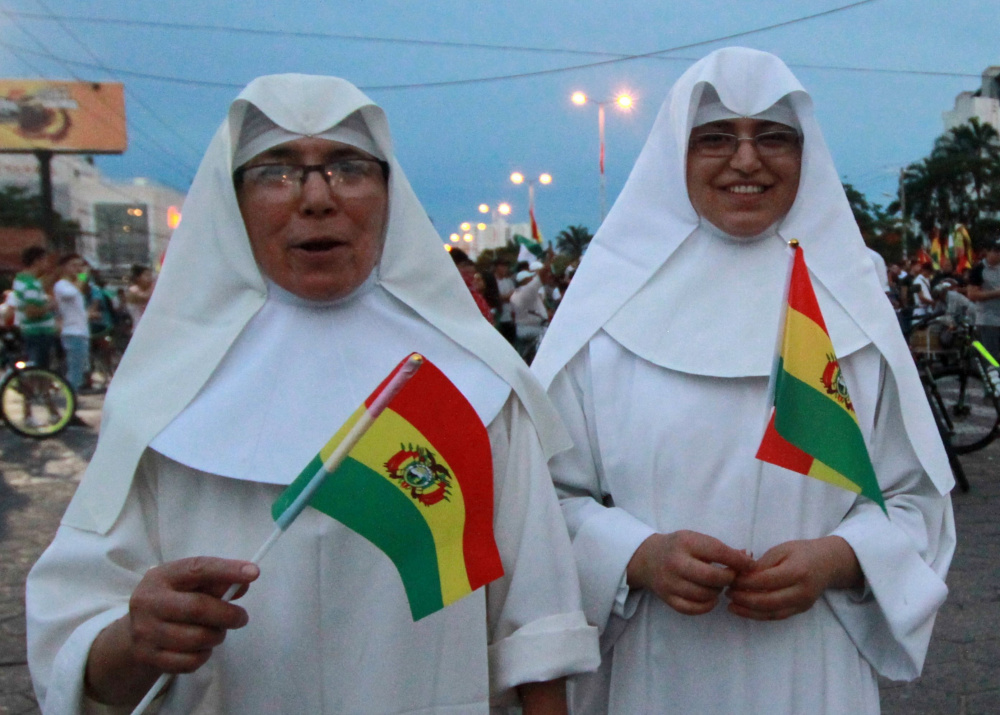 Две монахини празднуют отставку президента Боливии. Фото: DANIEL WALKER / TASS / Scanpix / Leta