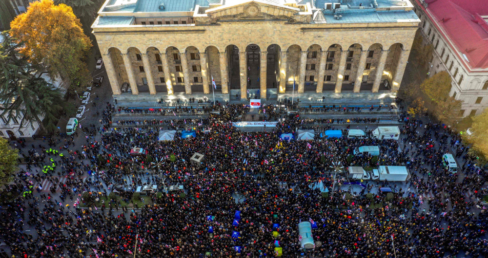 Протестующие перед зданием парламента в Тбилиси, 17 ноября 2019 г. Фото: VANO SHLAMOV / TASS / Scanpix / Leta
