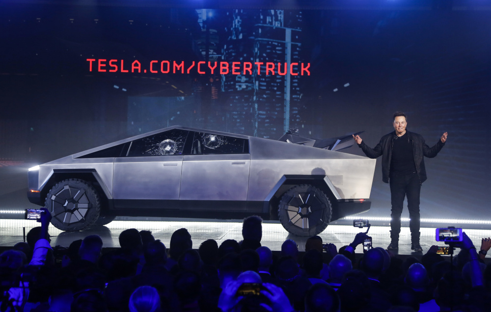 Илон Маск презентует Cybertruck компании Tesla. Фото AP /Scanpix/Leta