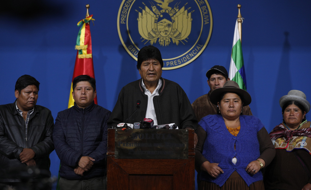 Президент Боливии Эво Моралес (в центре) выступает во время пресс-конференции на военной базе в Эль-Альто, 10 ноября 2019 г. Спустя несколько часов он объявит о своей отставке. Фото: Juan Karita / TASS / Scanpix / Leta
