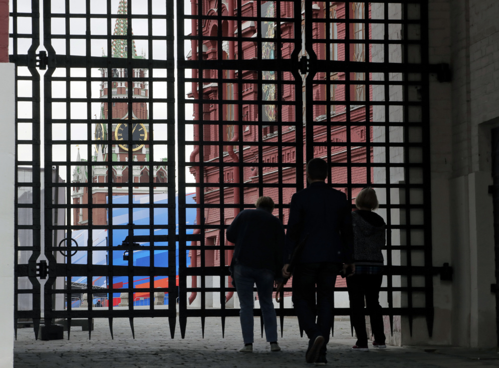 Люди смотрят на Красную площадь, закрытую для посещений. Фото: Dmitri Lovetsky / TASS / Scanpix / Leta