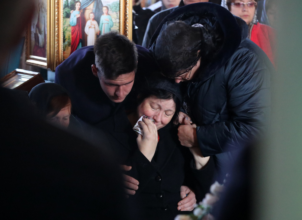 Мать Анастасии Галина Ещенко оплакивала дочь перед гробом. Фото: Mikhail Tereshchenko / TASS / Scanpix / Leta