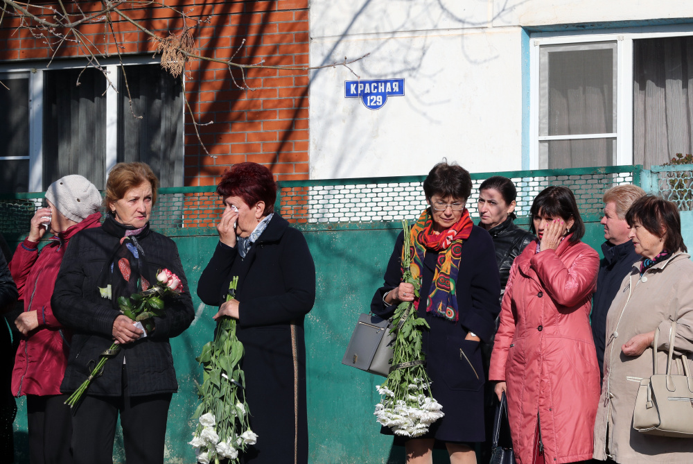 Люди стояли во дворе, было много цветов. Фото: Mikhail Tereshchenko / TASS / Scanpix / Leta