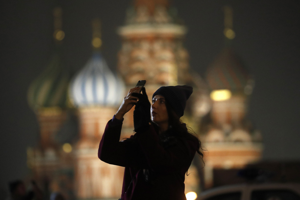 Женщина со смартфоном. Фото: Sergei Savostyanov / TASS / Scanpix / Leta