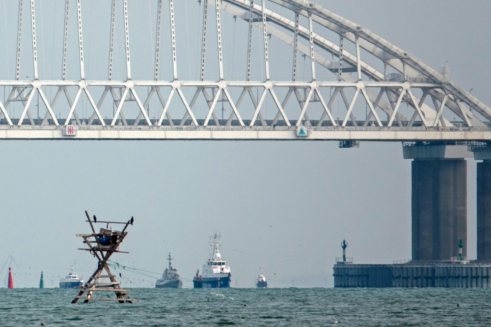Задержанные украинские корабли в нейтральных водах под Крымским мостом. Фото: Alla Dmitriyeva / TASS / Scanpix / Leta