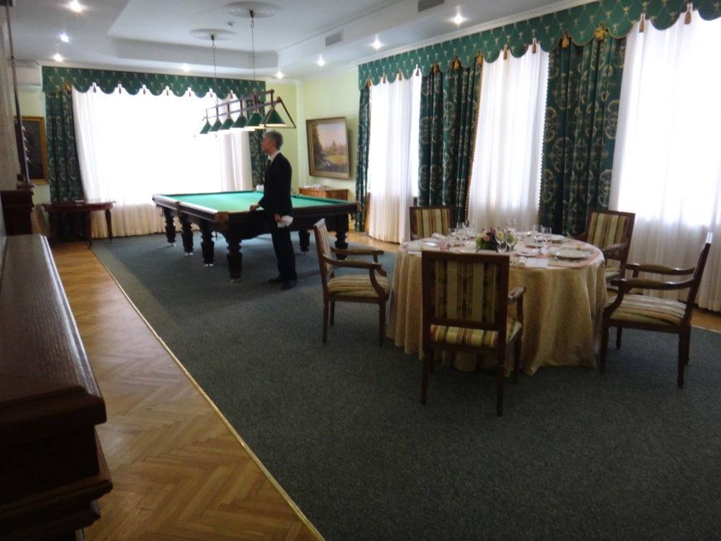 5 марта 2012 года. Человек, похожий на Юхана, на приеме в ресторане «Вечерний клуб» в Жуковке-2