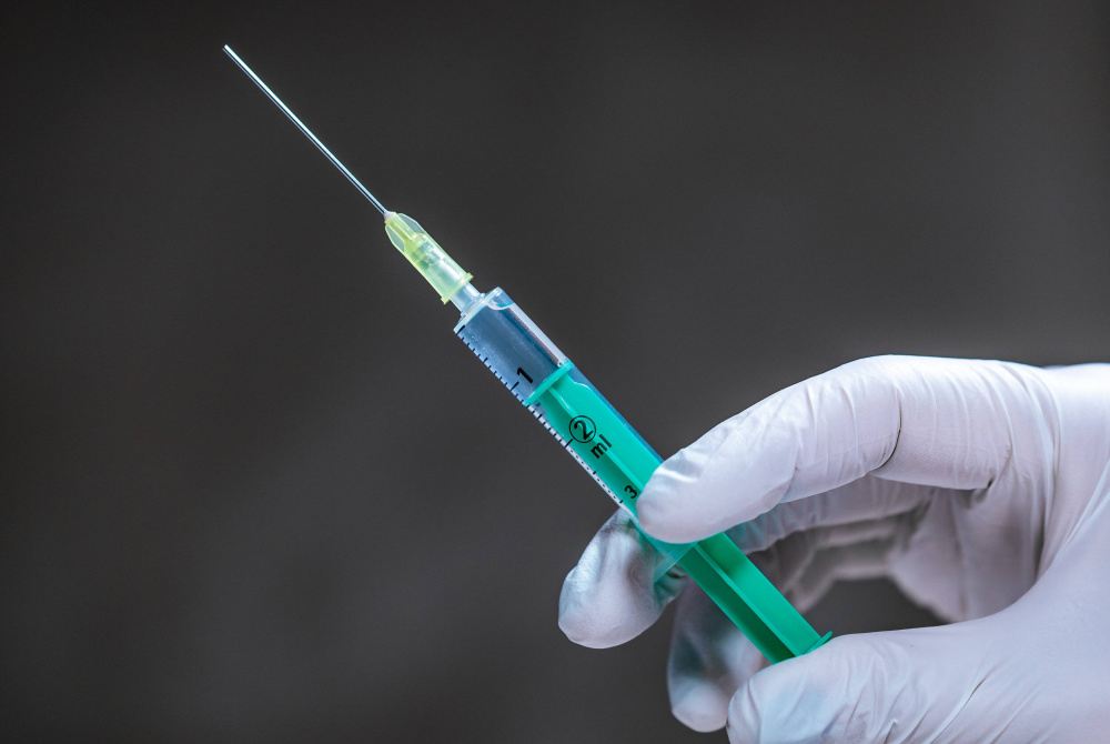 THEMENBILD - Detailaufnahme einer Hand mit einer Шприц с вакциной. Фото: EIBNER/EXPA/Juergen_Feichter / TASS / Scanpix / Leta