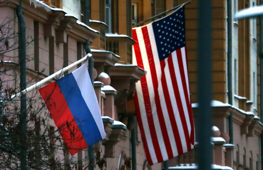 Российский и американский флаги. Фото: MAXIM SHIPENKOV / TASS / Scanpix / Leta