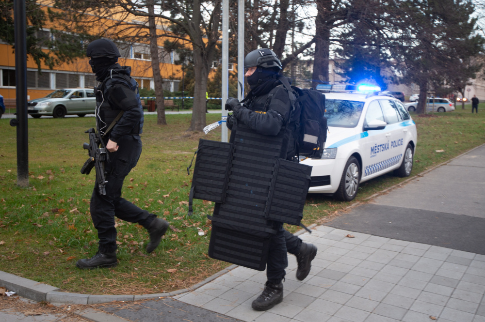 Сотрудники правоохранительных органов Чехии на месте массового убийства. EPA/LUKAS KABON/Scanpix/Leta