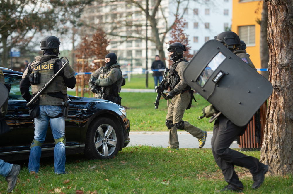 Чешские спецслужбы на месте массового убийства. Фото EPA/LUKAS KABON/Scanpix/Leta
