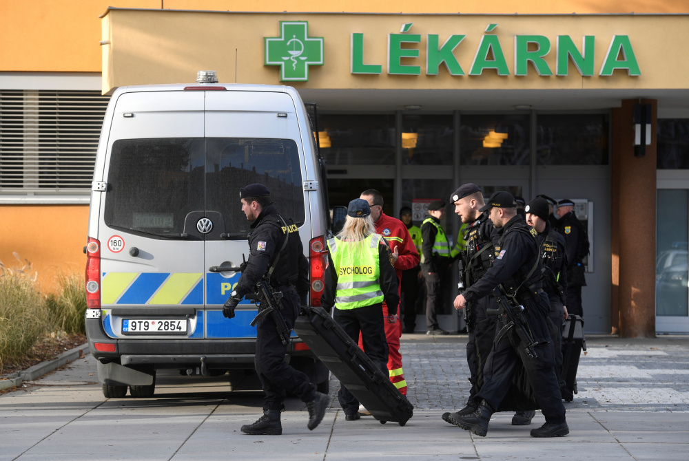 Полиция у здания больницы. Фото REUTERS/Radovan Stoklasa/Scanpix/Leta